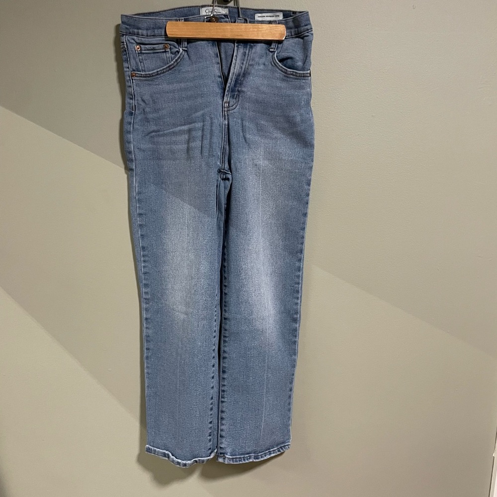 Jessica Simpson Women’s Infinite Stovepipe Crop Denim Jean
